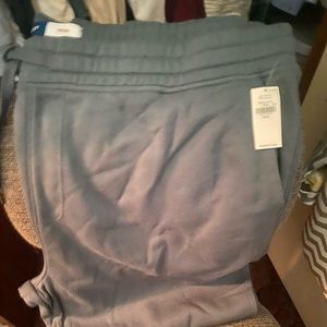 New with tags Old Navy open leg sweatpants. Side xxxl color sage green.
